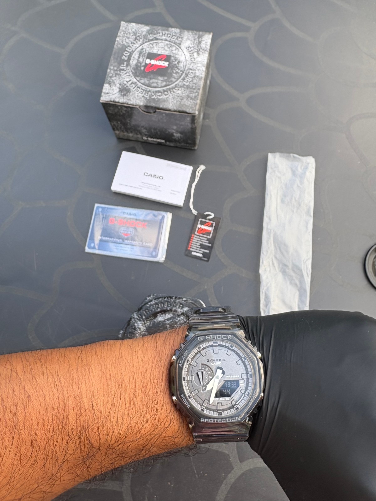 noir-fond-noir-porté G-Shock Obsidian