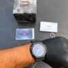 noir fond degradé bleu porté G-Shock Nebula