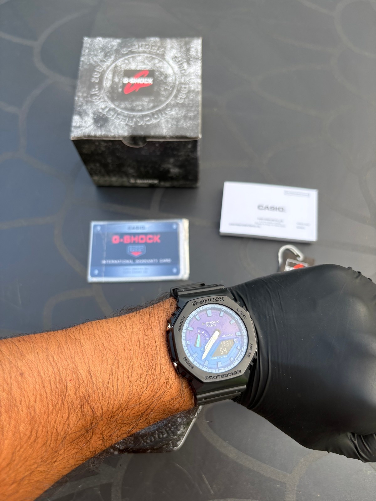 noir fond degradé bleu porté G-Shock Nebula